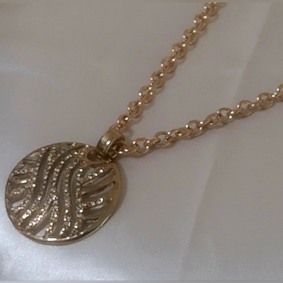 SAQ Avon Gold Tone Round Necklace With Clear Pave Rhinestones - Picture 7 of 9